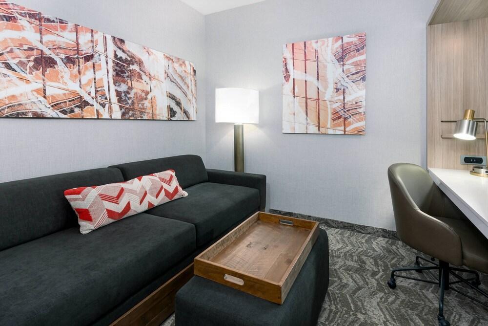 Springhill Hotel 3*